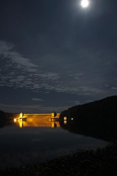 Möhnestaumauer mit Mond.jpg